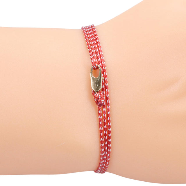 Boho Armband mit Perlen in Regenbogenfarben.