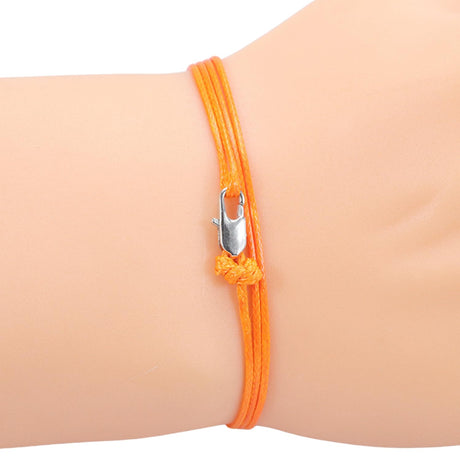 Stoffarmband für Herren, elegant kombiniert mit bunten Perlen.
